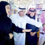 الأميرة دعاء بنت محمد تستمع إلى شرح عن فعاليات معرض جدة للكتاب.